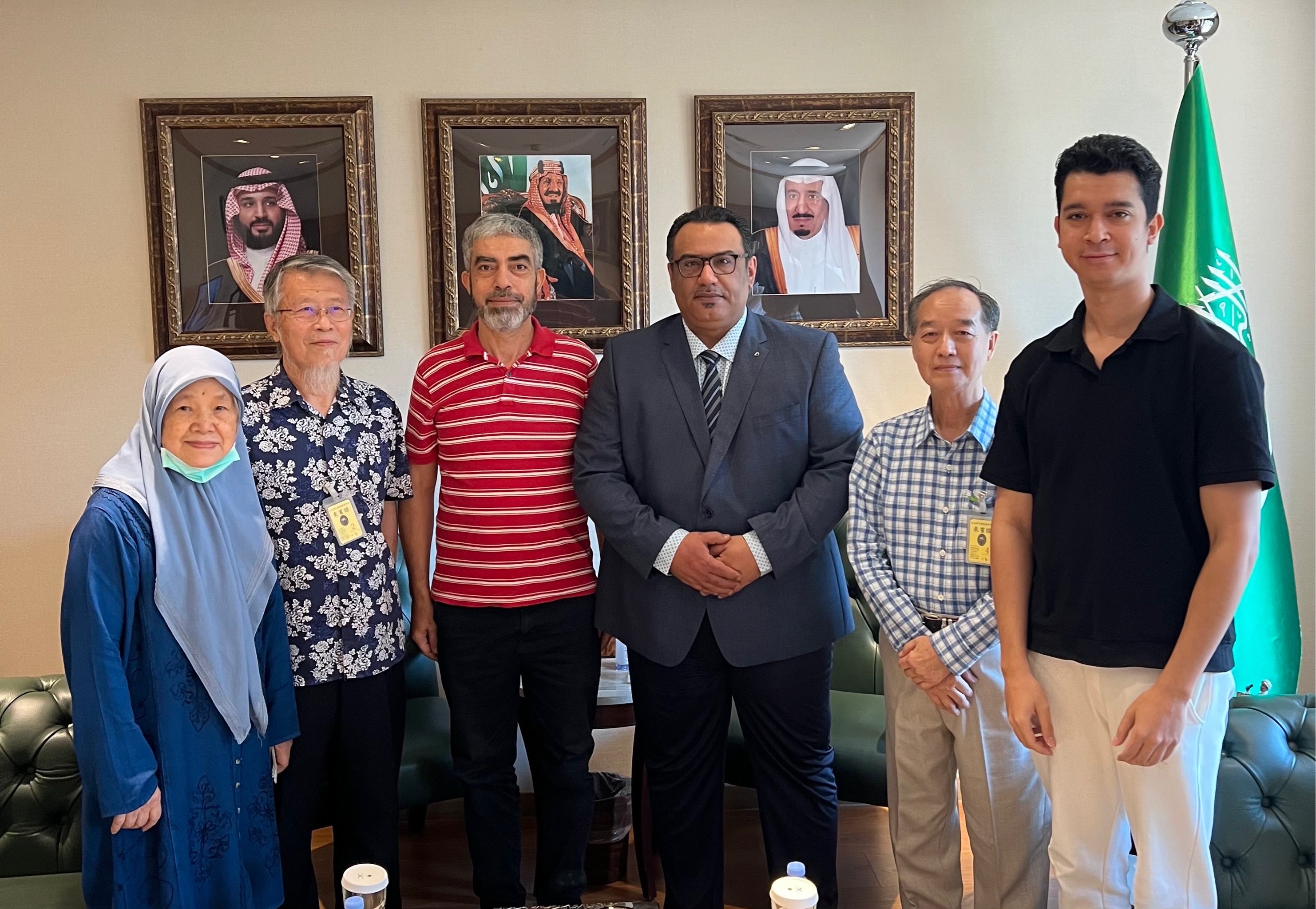 Head of the Office Receives Guests of the Custodian of the Two Holy Mosques Guests Program for Umrah and Visit